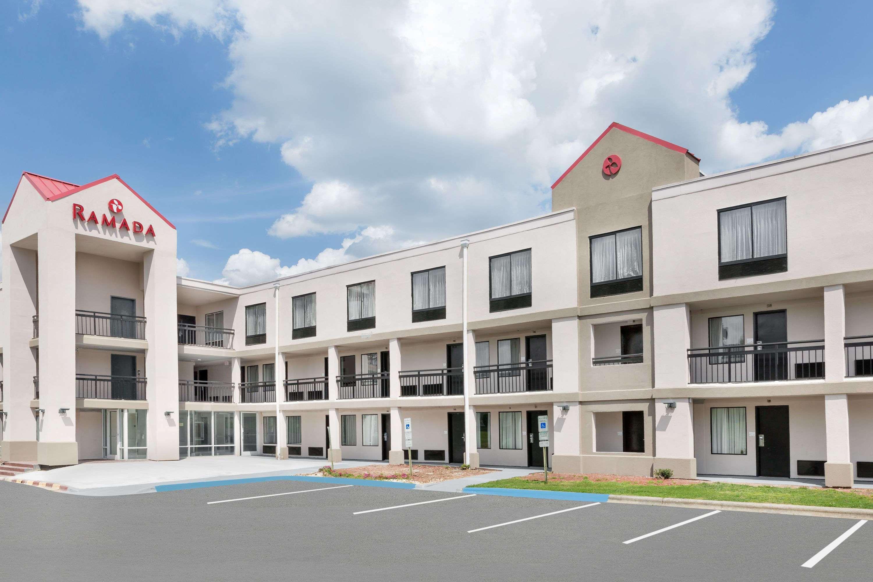 Clarion Pointe - Greensboro Coliseum Area Exterior foto