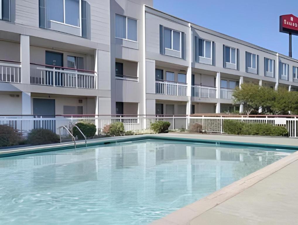 Clarion Pointe - Greensboro Coliseum Area Exterior foto